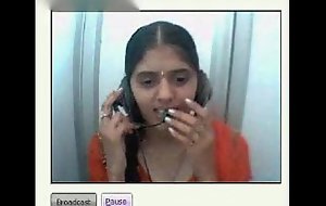 Desi girl showing jugs and pussy on webcam in a netcafe