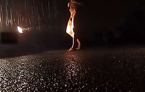 exhib devant voyeurs en voiture un soir de pluie