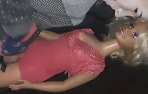 Penetrando hasta el estómago a la pequeña Barbara de 100 cm con todo y su vestido rosa puesto CFNM