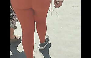Culona mexicana en leggins naranjas en la calle