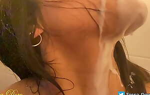 Mexicana Tessa Dom se pone cachonda en la regadera mientras se tira leche encima (SlowMo Trailer)