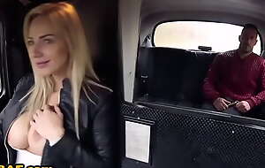 Bigtit blonde cabbie blows and rides dig up on backseat
