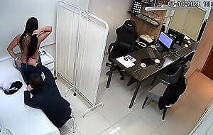 Doutor examinando os peitos da gostosa no consultório