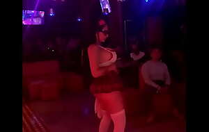 Colegiala Stripper Bailándole a pendejos y Desnudandose en Publico
