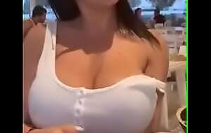 Elle montre ses seins énorme dans un restaurant