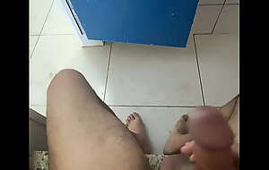 Bati uma punheta no banheiro effect posto em Uberlândia e o maduro me viu pelado