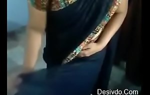 Indian aunty showing how to strike a saree( Desivdo porn  )