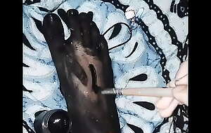 luanadopauoco passando tinta preta no seu pé bomerang @monica bennett 13