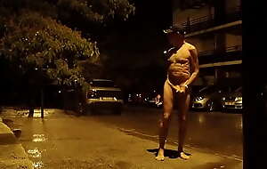 exhib nu dans la rue une nuit d'orage