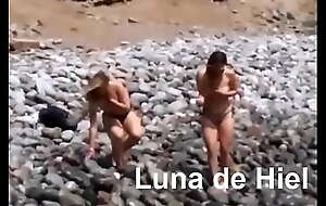 Peruanas (Peruchas ) haciendo topples en la Costa Verde.