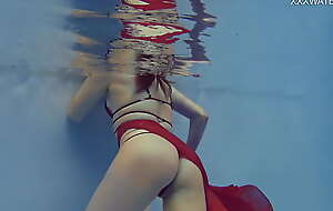 Gaffer hawt in red lingerie tot Marfa underwater and by the pool