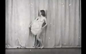 Chap-fallen vintage brunette loves to entertain the crowd naked resembling her beautiful figure