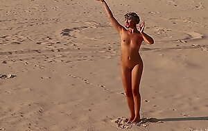 Sofi. Танцующая среди песков обнаженная девушка