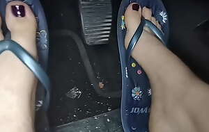 Nicoletta's adorable little feet in flip-flops unsettle on the pedals and orgasm hairy pussy in the car