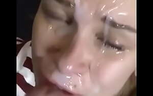 Young floosie receives a huge cumshot on her face