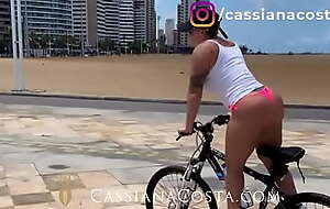 Bota a saia e vem pra rua na sua bicicletinha que eu quero ver a cor da sua calcinha - www.cassianacosta.com