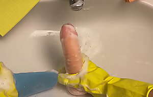 Hawt Housewife Washes Dildo After Her Pussy