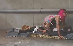 Sexo extremo en la calle follando con un Homeless Daniela Hot/Hyperversos