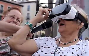 Pornovlog, realidad virtual VR, otaku mostrando las braguitas en the sniffles plaza Daniela/ Hyperversos