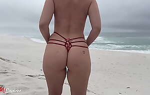 Gostosa branquinha mostrando a bunda na praia @micasadinha @casalmiexan3