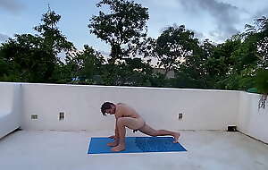 Naked yoga yon Tulum