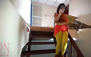 HALLOWEEN 2021 SCOOBY DOO, Velma Dinkley Yellow pantyhose Performing in superannuated house at stairway. Regina Noir