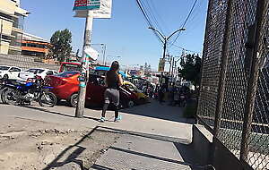 Culona caminando por la calle en Arequipa