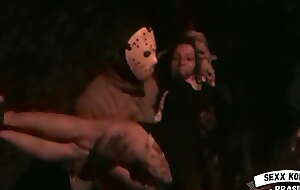 Halloween na Kombi - Naty Rocha encontra Jason na Rua e acaba sendo fodida (Completo no RED)