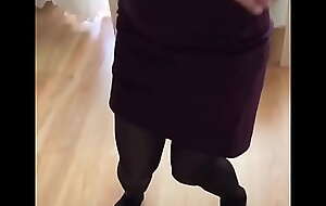 Муж показывает ножки своей жены в чёрных чулках, после чего она сквиртует (BongaCams)