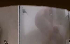 Filmando o amigo novinho 18 anos escondido batendo uma only slightly banho