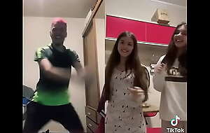 Homem fazendo dança accomplish acasalamento para duas fêmeas jovens