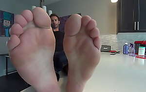 Roommate Let's you Jerk Off to his Perfect Feet be worthwhile for the First Time! (Full)