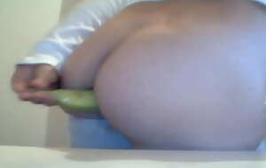 Cuzinho guloso engolindo uma banana