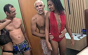 Suruba das novinhas com os coroas no motel do Rio de Janeiro - Leo Ogro - Jasmine Santanna - Myllena Rios