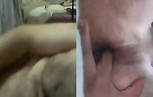 Video llamada por Skype con un maduro europeo. Meto mis dedos en mi culito virgen.