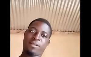 Vidéo nue de Bernard Sindgo le nouveau pornographe Burkinabé vient de nous etorner pour plus de sa vidéo appeler  226 79 75 48 32