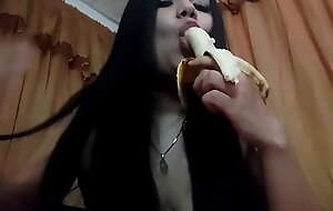 mamando una banana y me la trago si hace falta