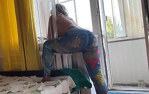 Curvaceous mom pulls down her jeans to get assfucked