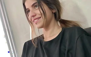 Mi hermanastra aprovecha que estamos solos en casa para decirme que me la folle duro en la sala de mi casa HISTORIA COMPLETA