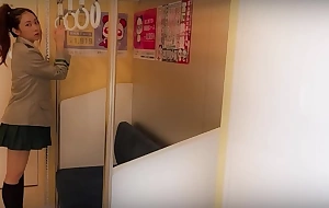 ट्रेन में एक हेनतई खलनायक द्वारा Yaoyorozu Momo का ब्रेनवॉश किया गया था और खुशी से एक ब्लोजॉब और बिल