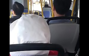 thanh niên quay tay trên xe bus.MOV