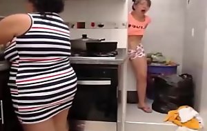 Madre pilla a su hija whisk broom su amiga masturbanse VIDEO FULL AQUI porno tii.ai/7HZpjPUN