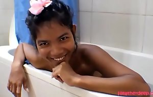 HD泰国青少年希瑟深给予阴道和赢得混蛋肛门在淋浴与肛门饼新