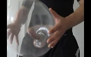 男孩cums在一个气球里面