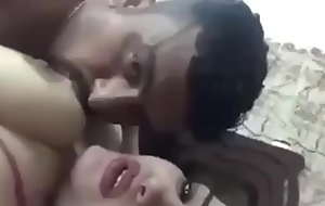 فتاة مغربية و صاحبها المصري يمارسان الجنس وتقول له خشيه كلو