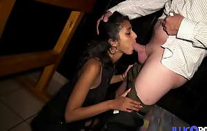 Agnès, belle beurette, se fait baiser dans un sex-shop