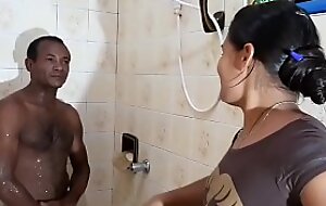 trailer tigresa flaga segurança batendo punheta no banheiro entra e faz sexo ali mesmo