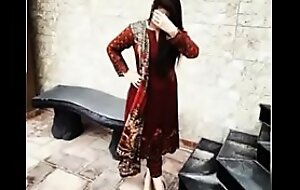Pakistani Pindi Chaklala girl Noor Fatima of FUAAST UNI ISLAMABAD oozed stripping video