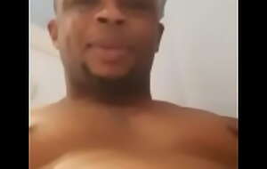 Voici une petite partie de la vidéo nue d'un Nigérian vivant en France Mr :Alhaji Amisu yusuf