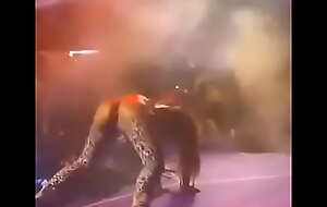 Anitta dançando inchDeslizo e jogoinch em seu show de carnaval 